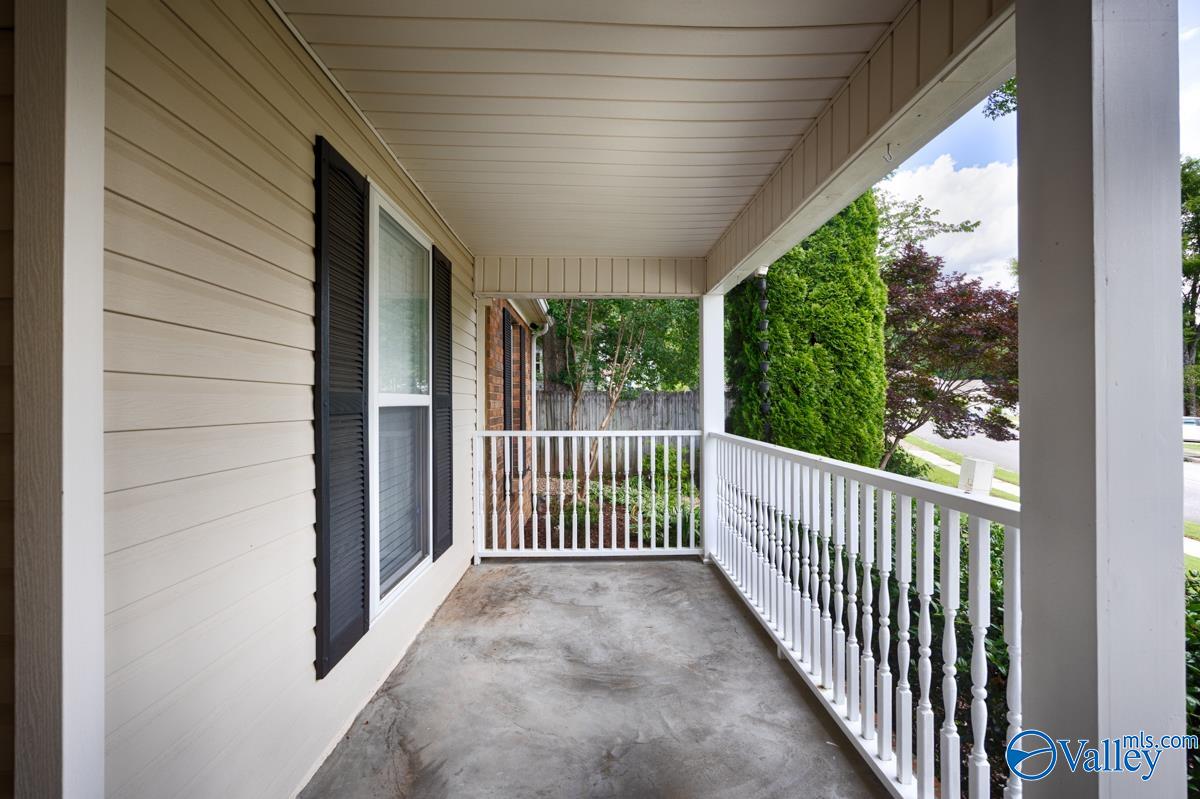210 Hollington Drive NE