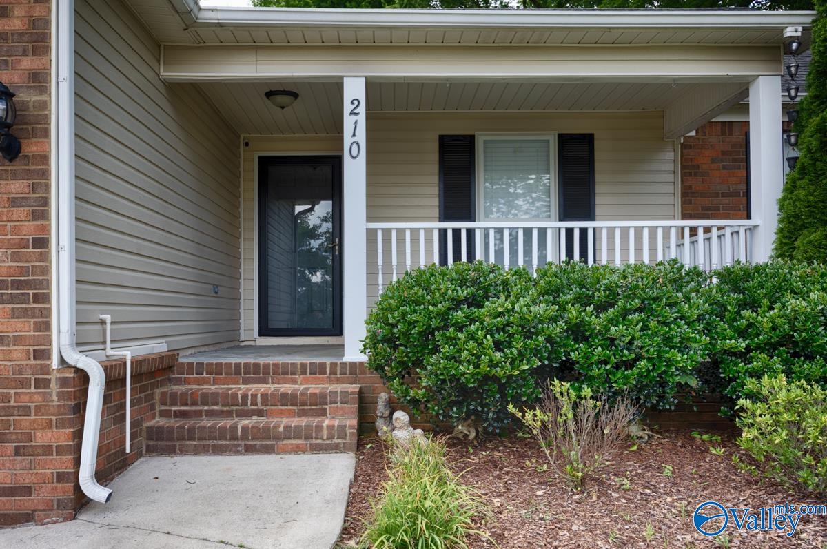 210 Hollington Drive NE