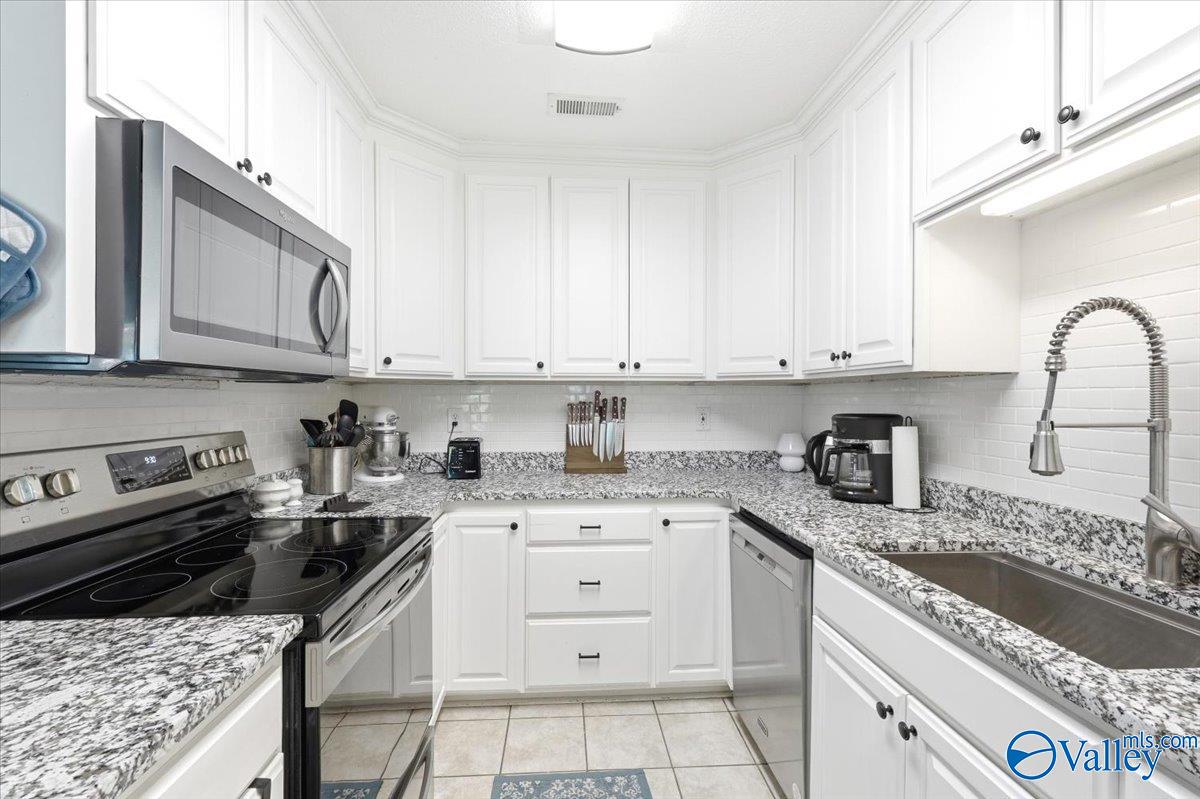 1005 Club View Drive NW