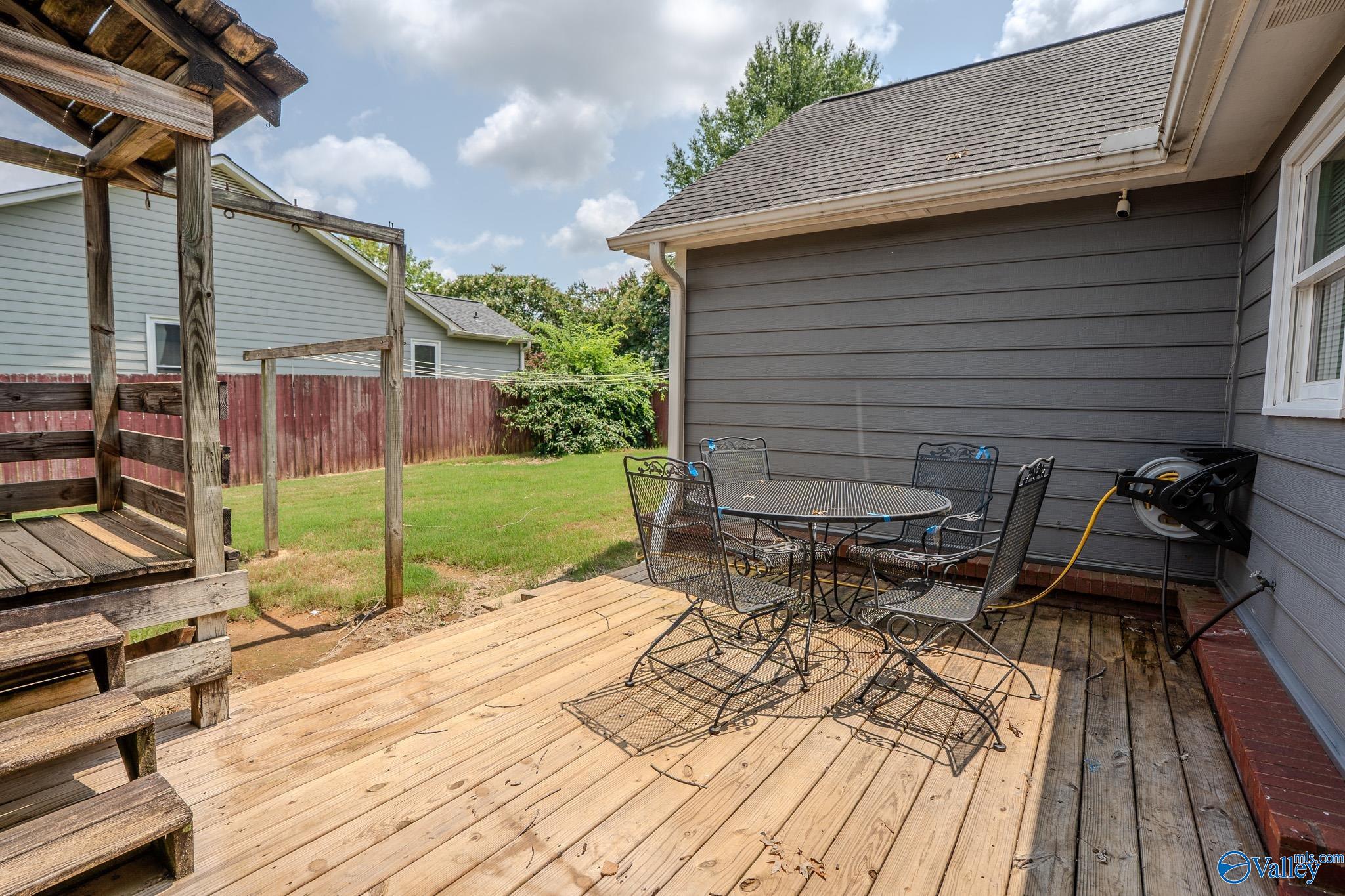 147 Hollington Drive NE