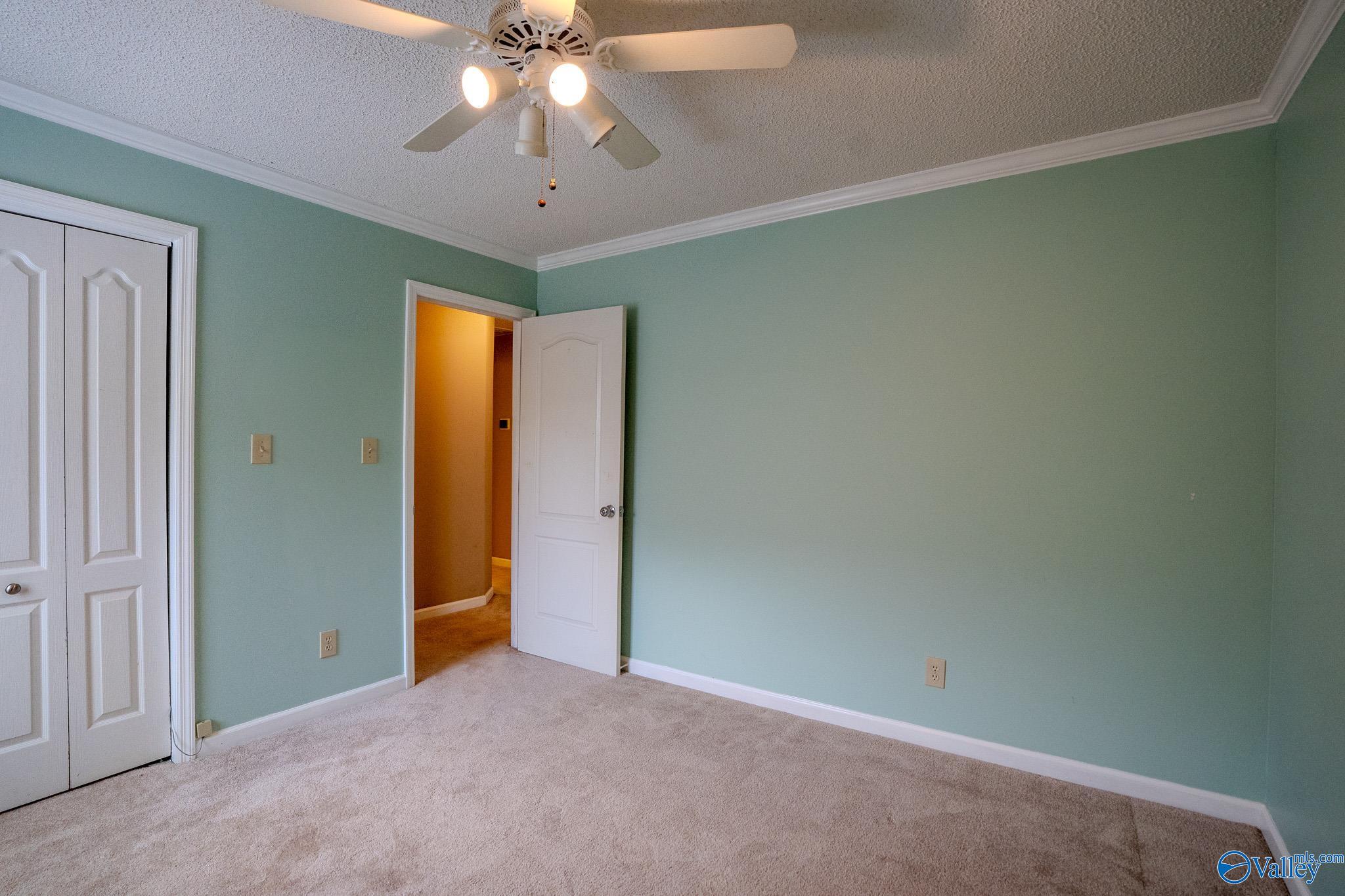 147 Hollington Drive NE