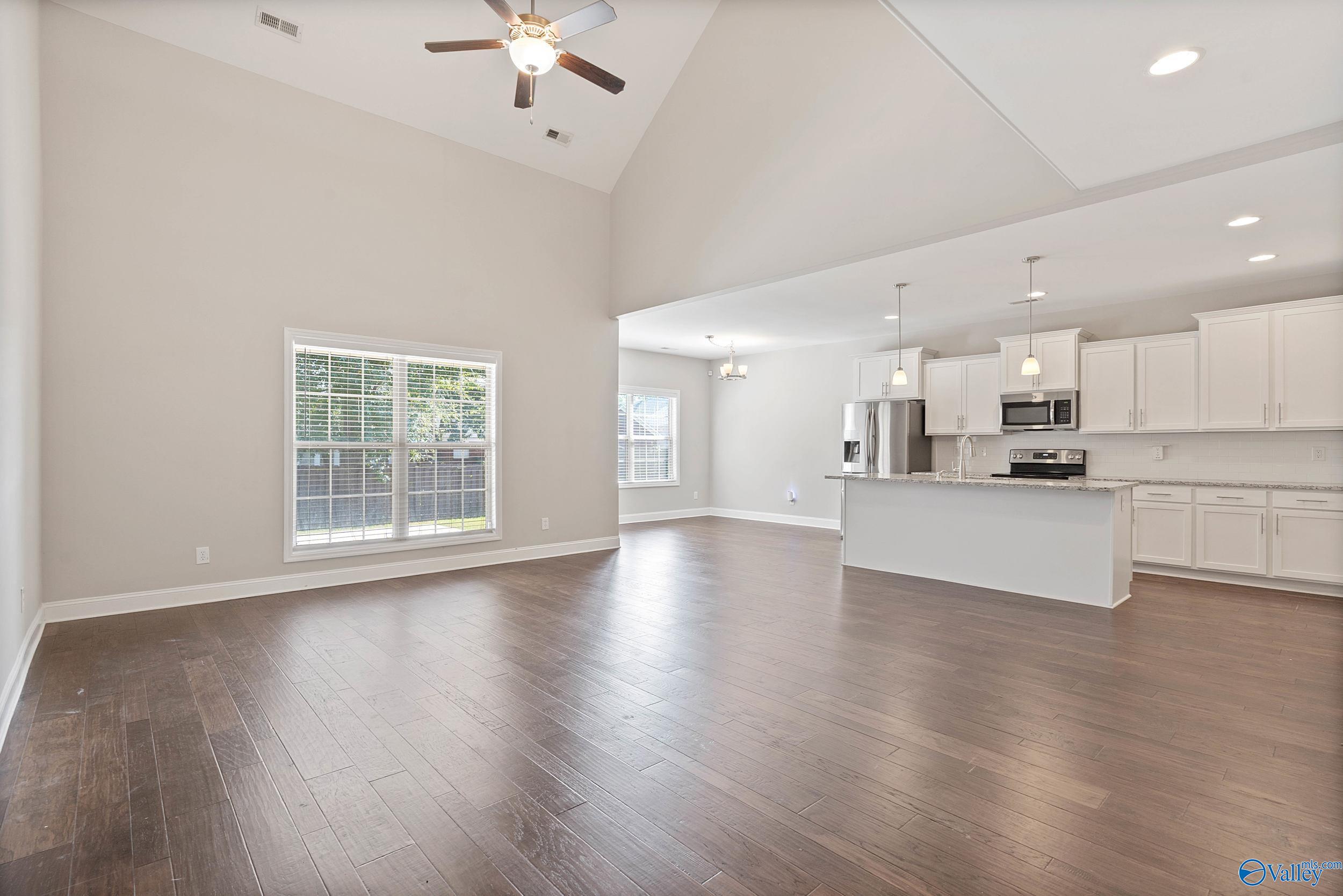 132 Summer Pointe Lane NW