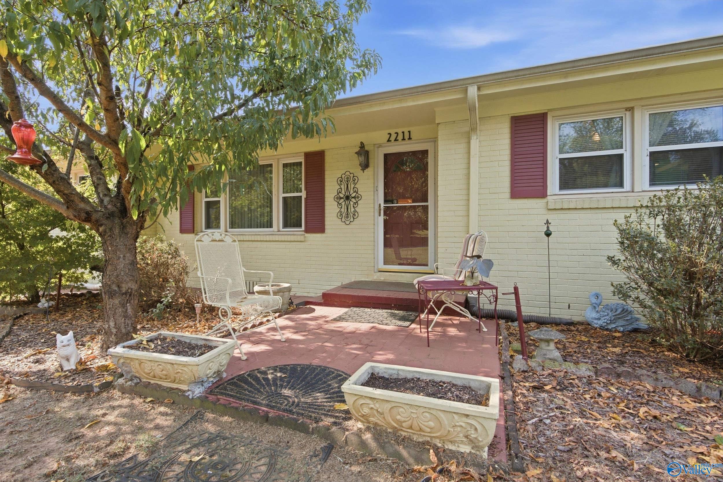 2211 Viscount Drive NW