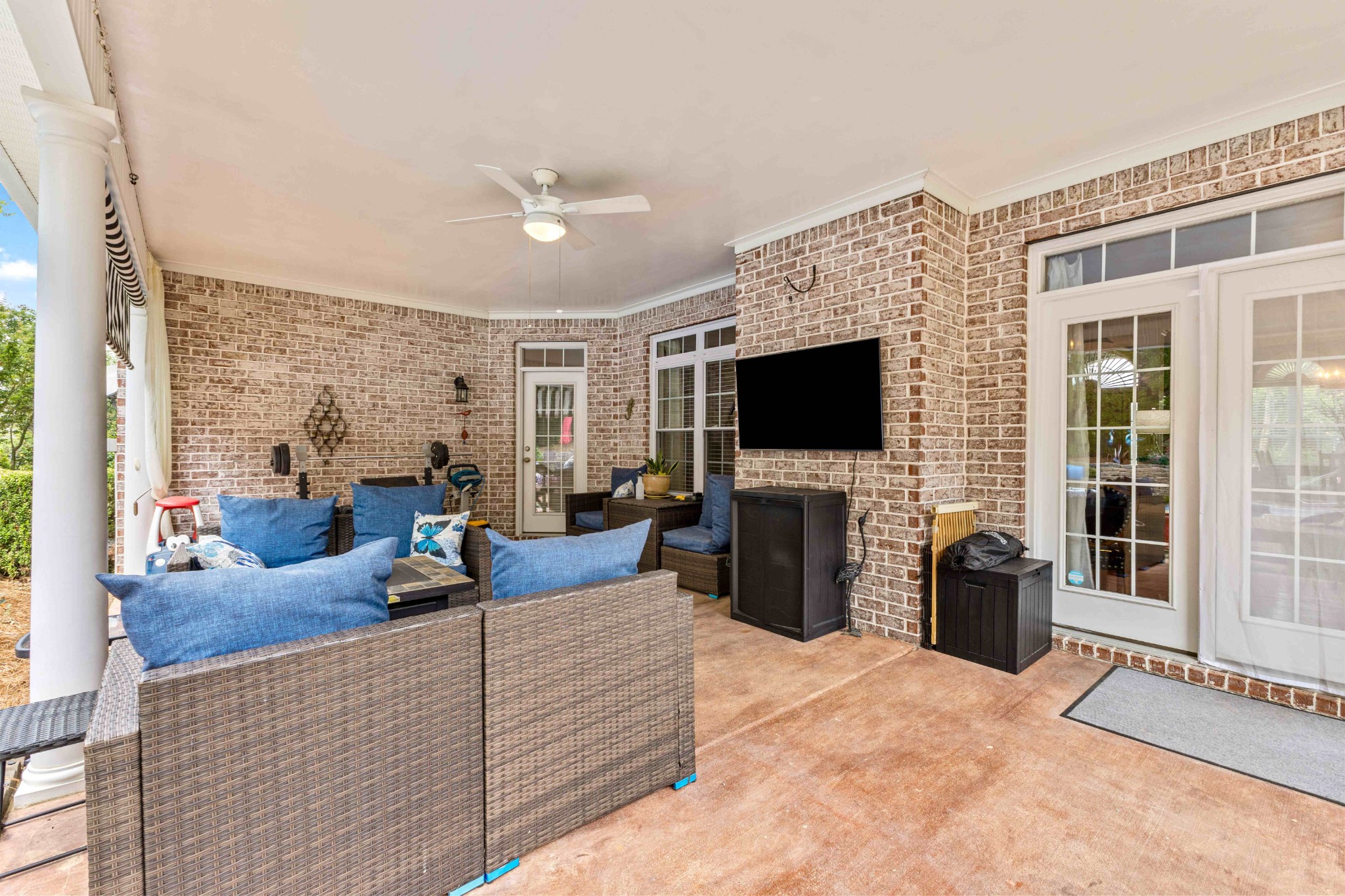 115 N Country Club Dr