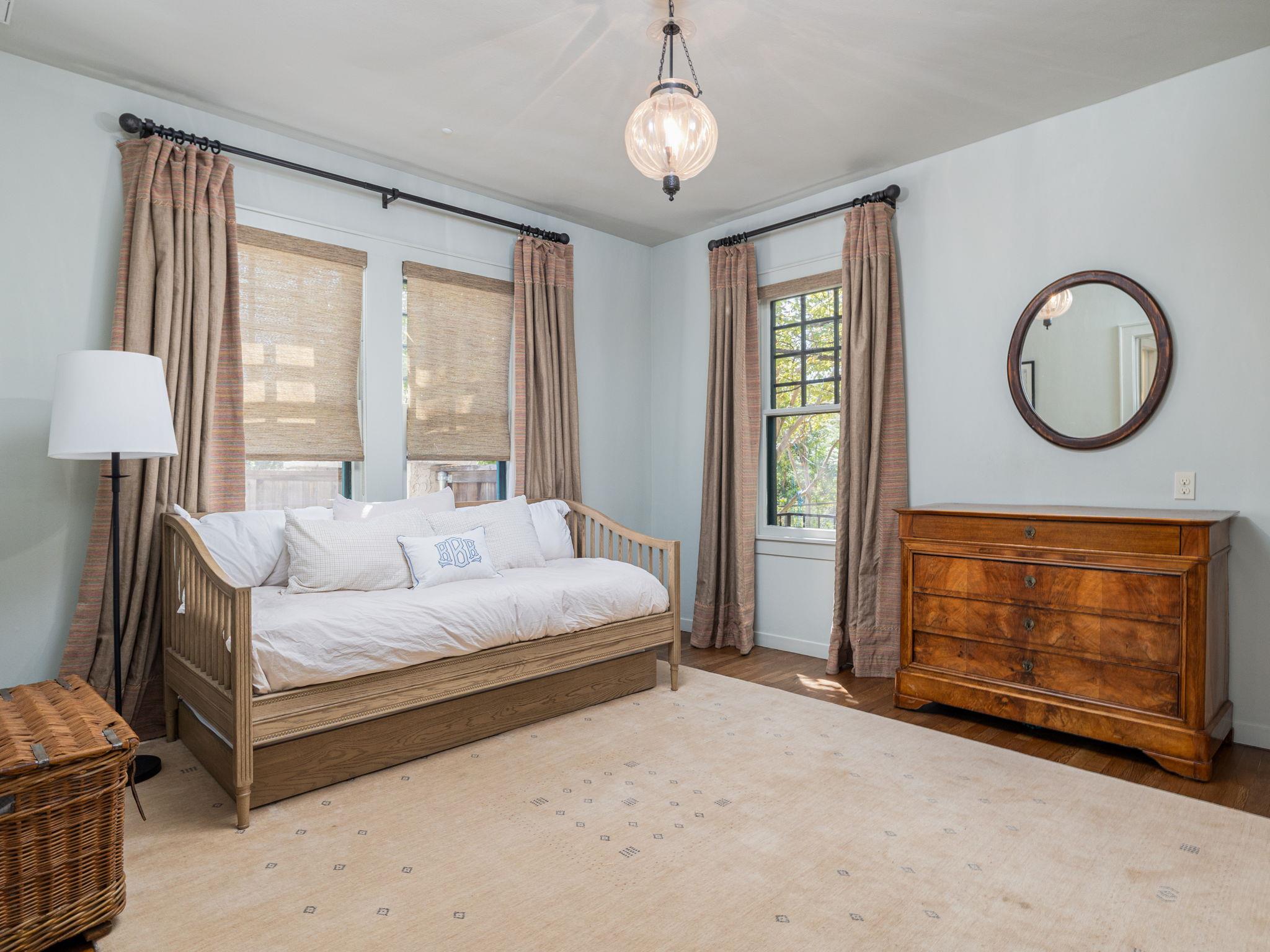 2825 Shoal Crest Ave