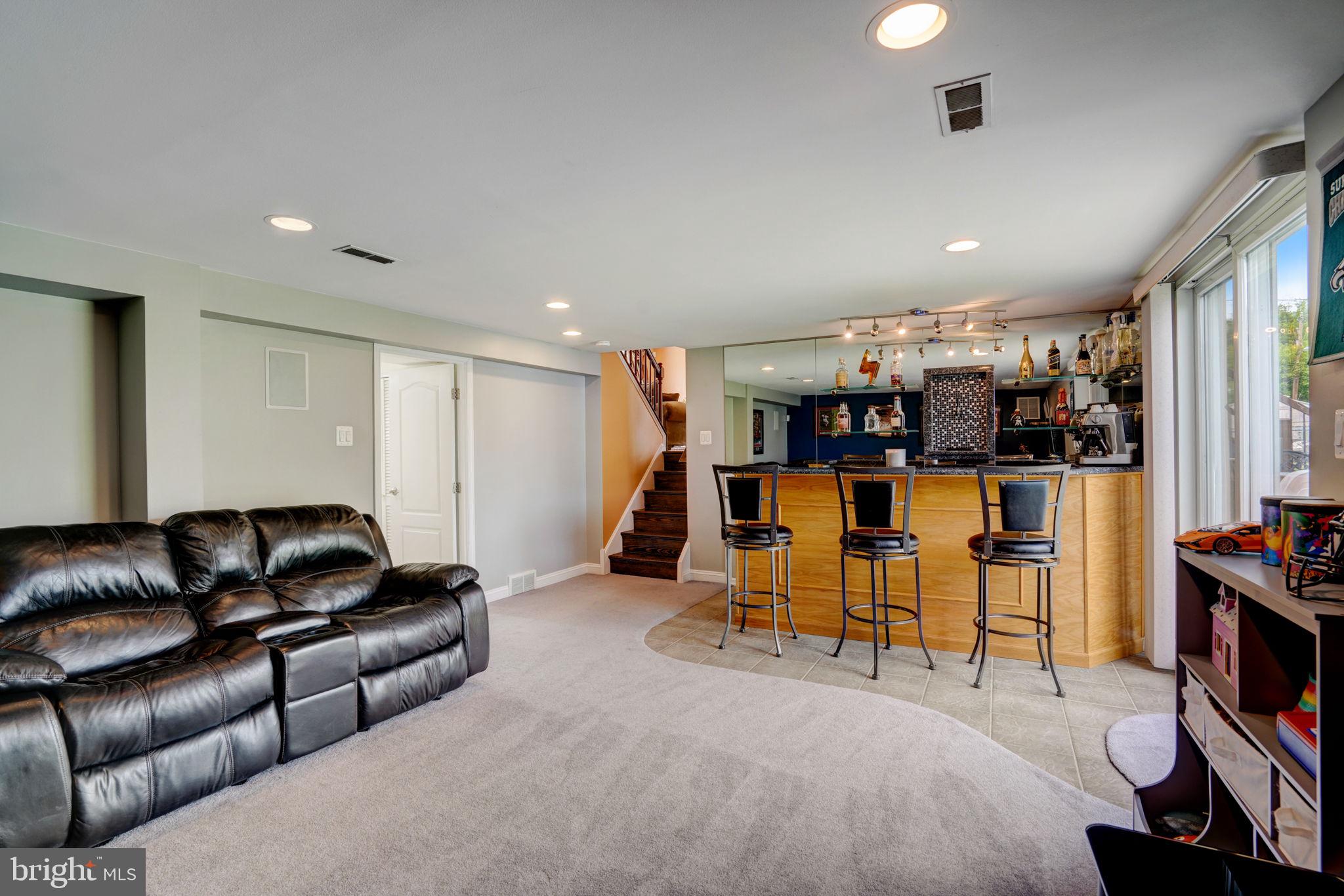 833 Rennard St
