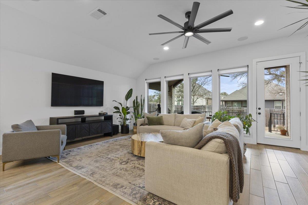 557 Jefferson DR