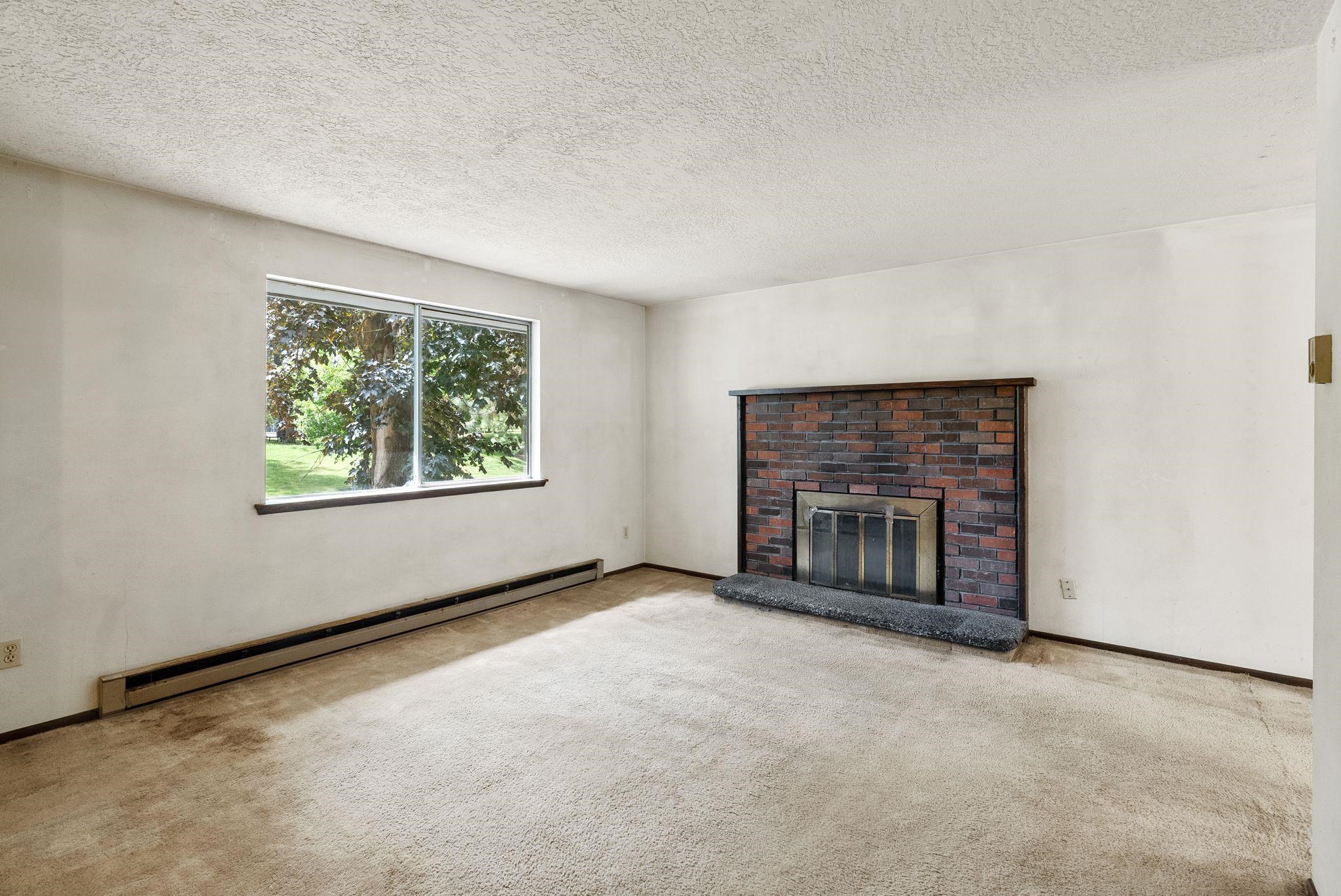 619 E Calkins Dr