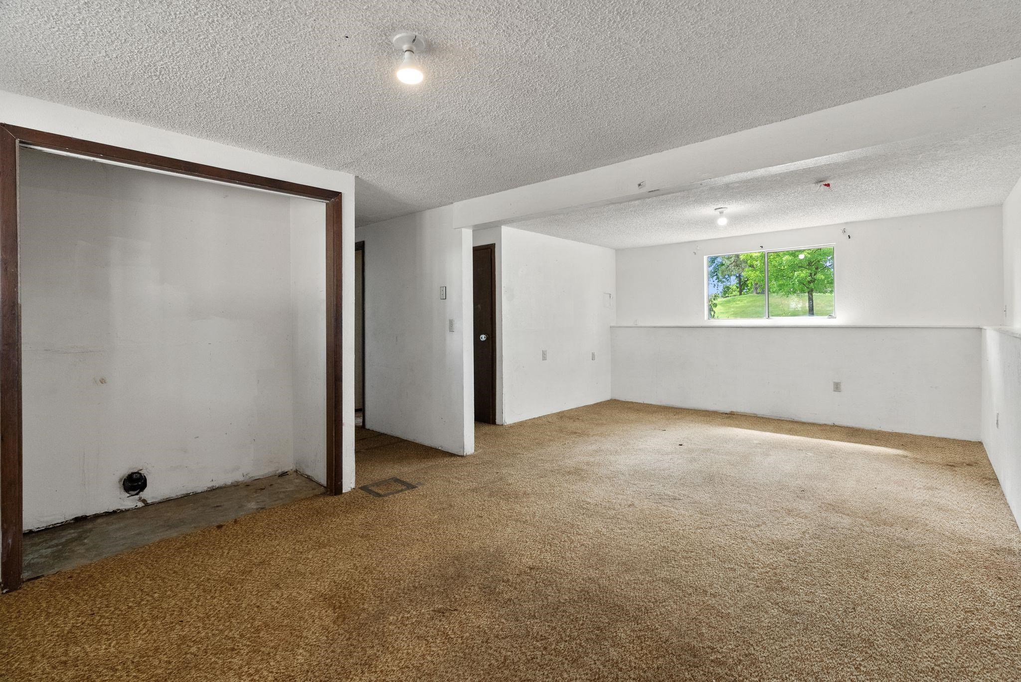 619 E Calkins Dr