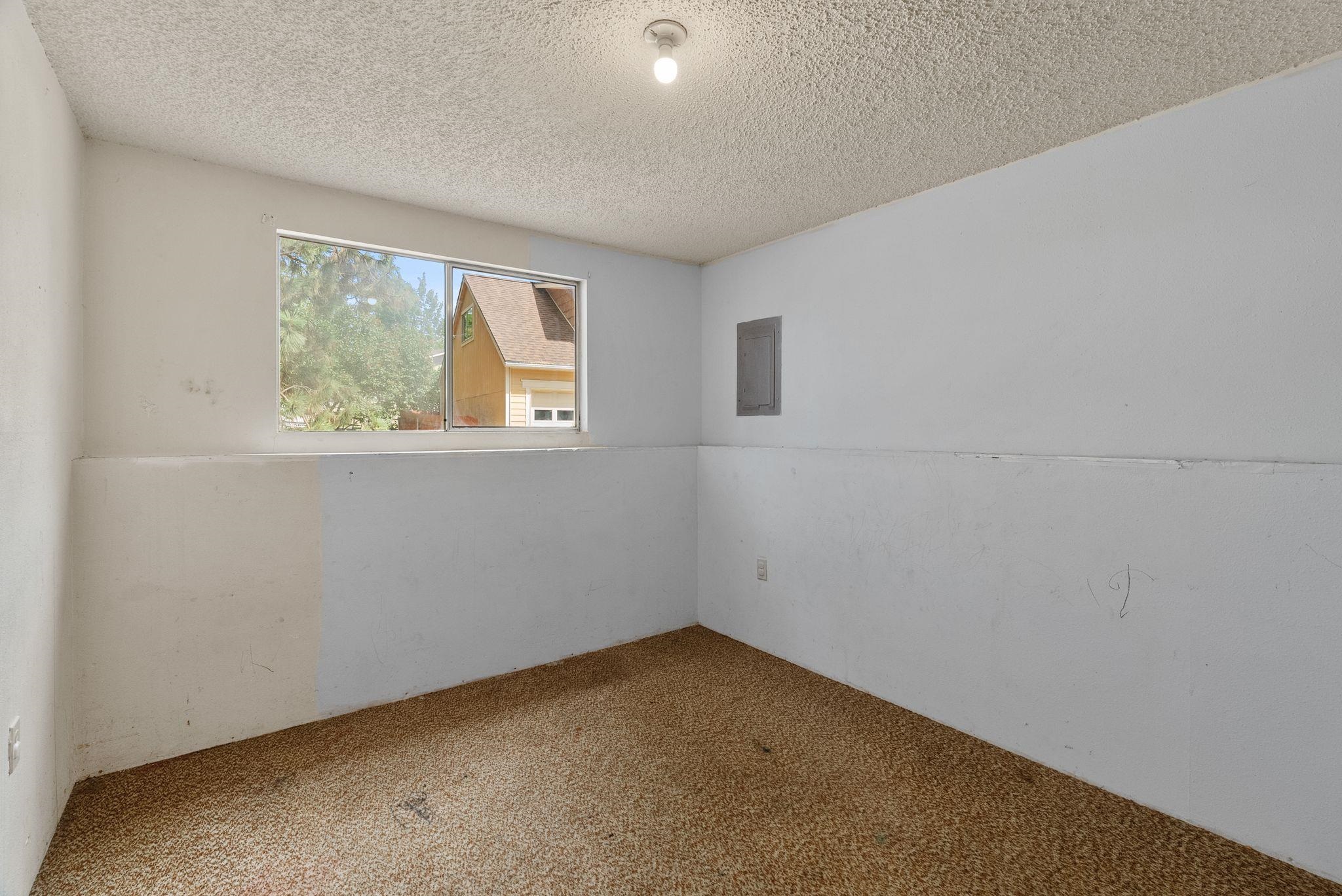 619 E Calkins Dr