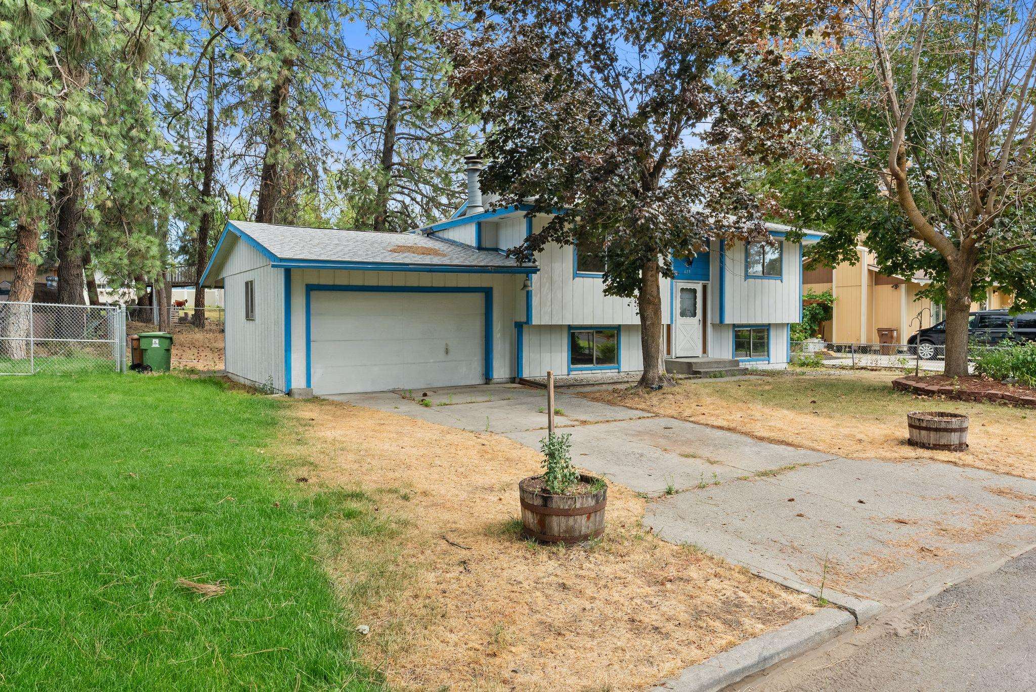 619 E Calkins Dr