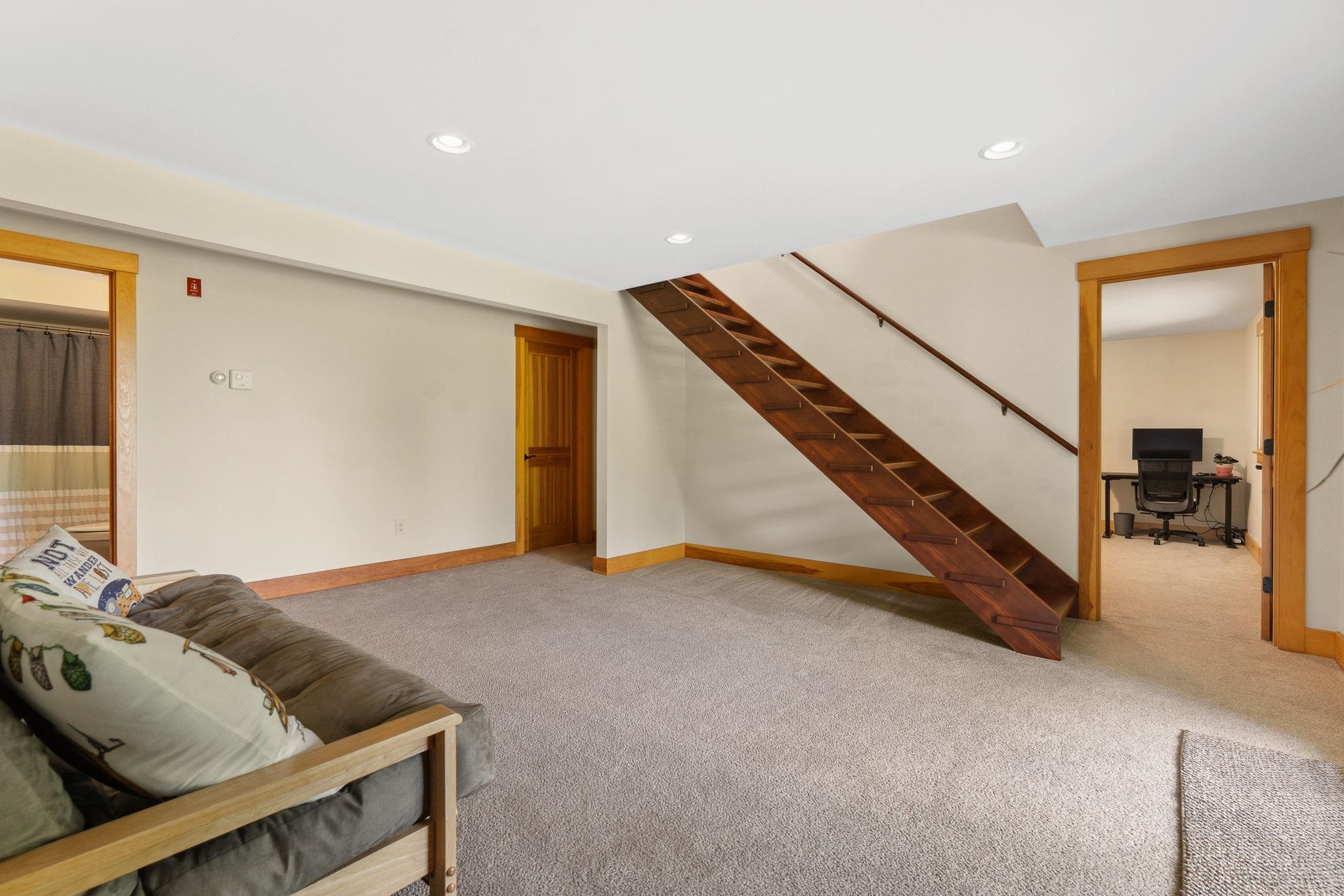 1045 Ring Road