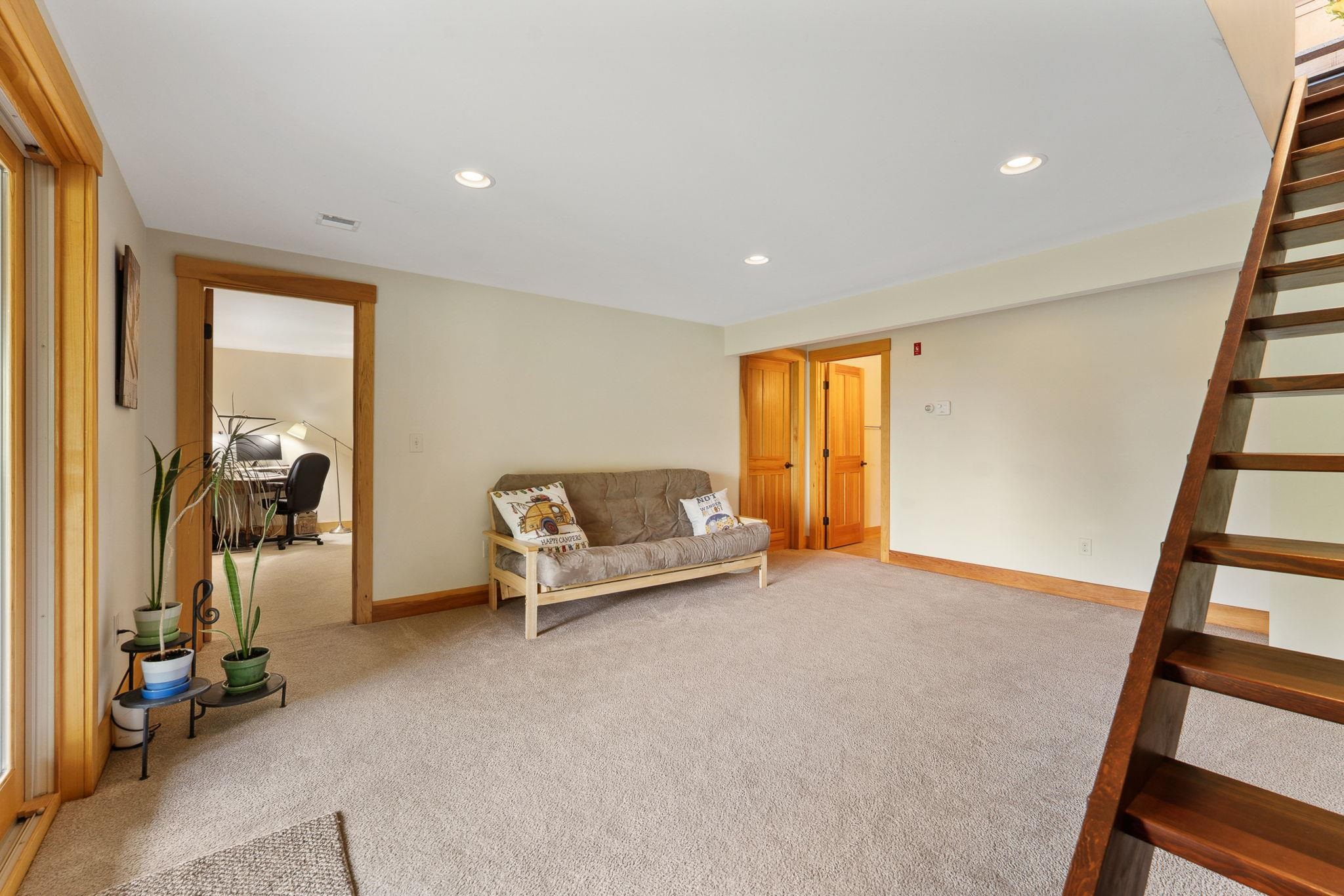 1045 Ring Road