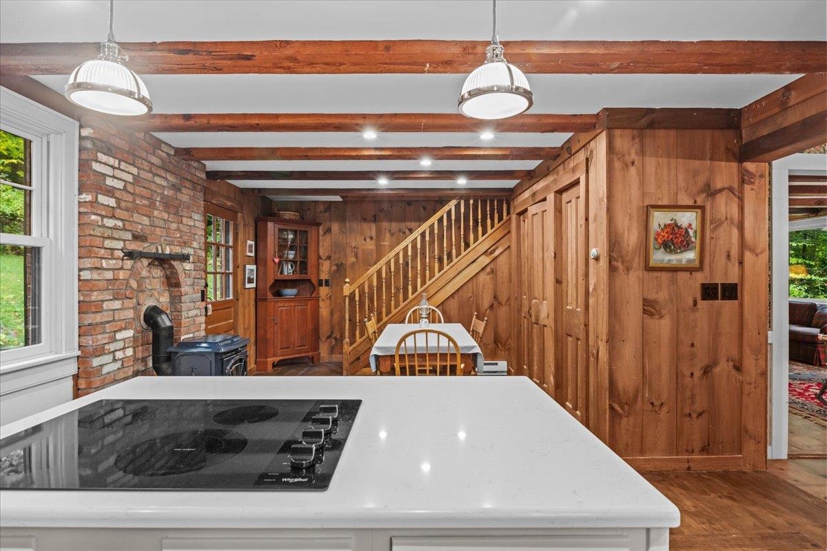 1646 Sweet Road