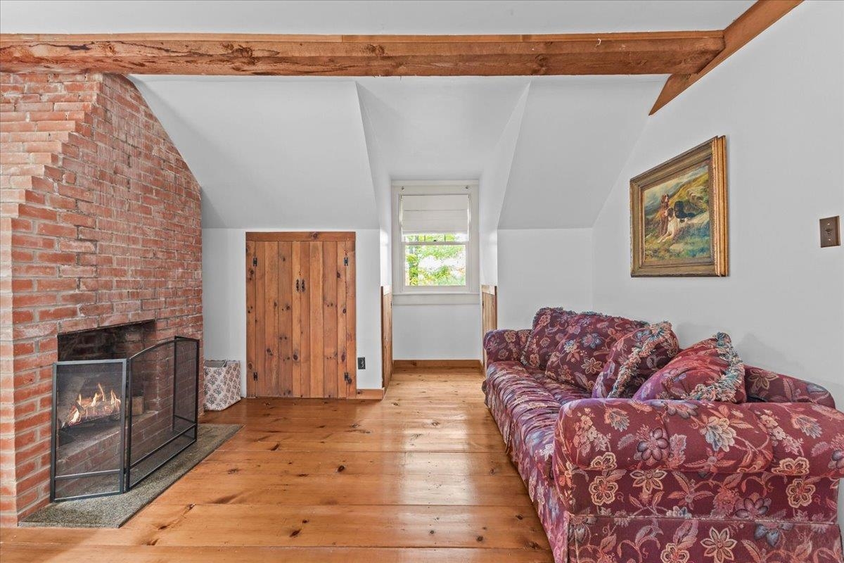 1646 Sweet Road