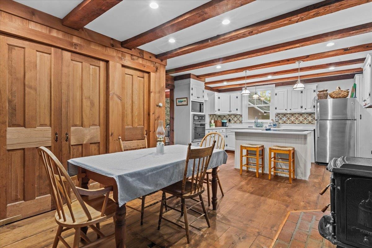 1646 Sweet Road
