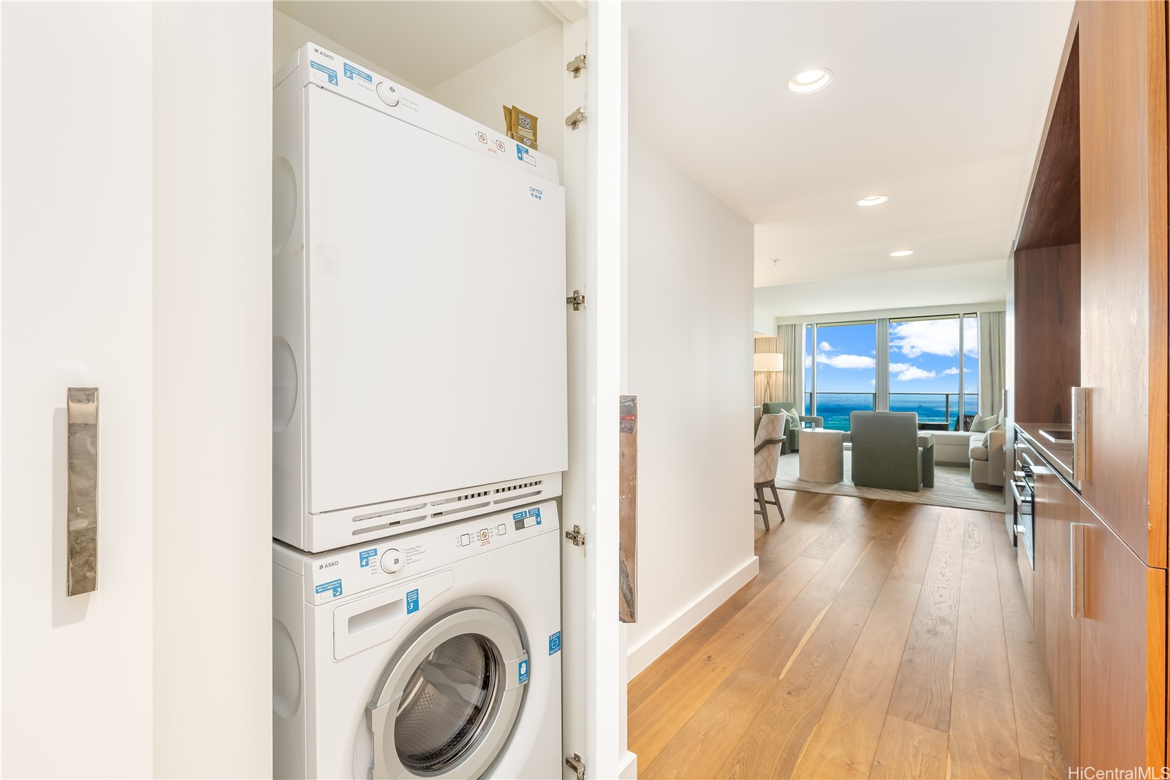 383 Kalaimoku Street E2905
