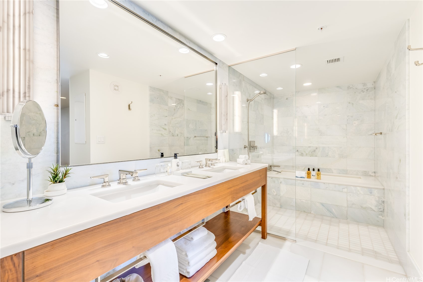 383 Kalaimoku Street E2905