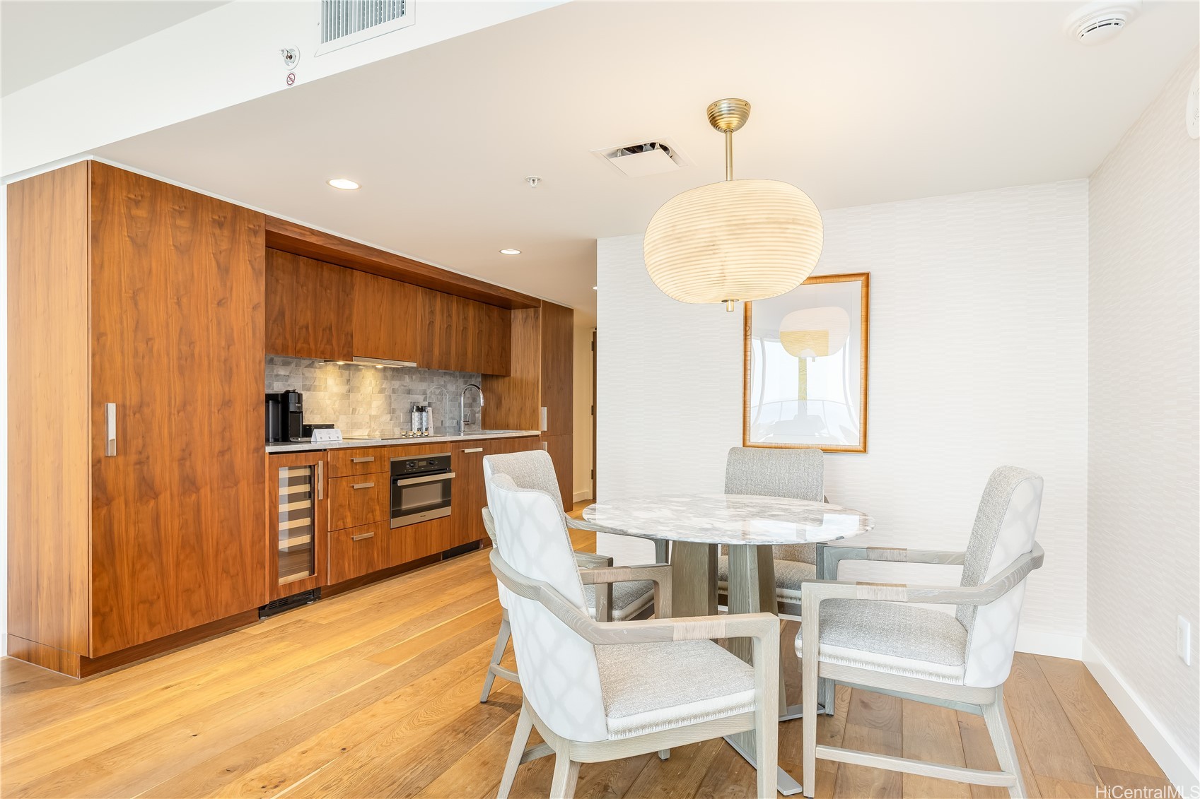 383 Kalaimoku Street E2905