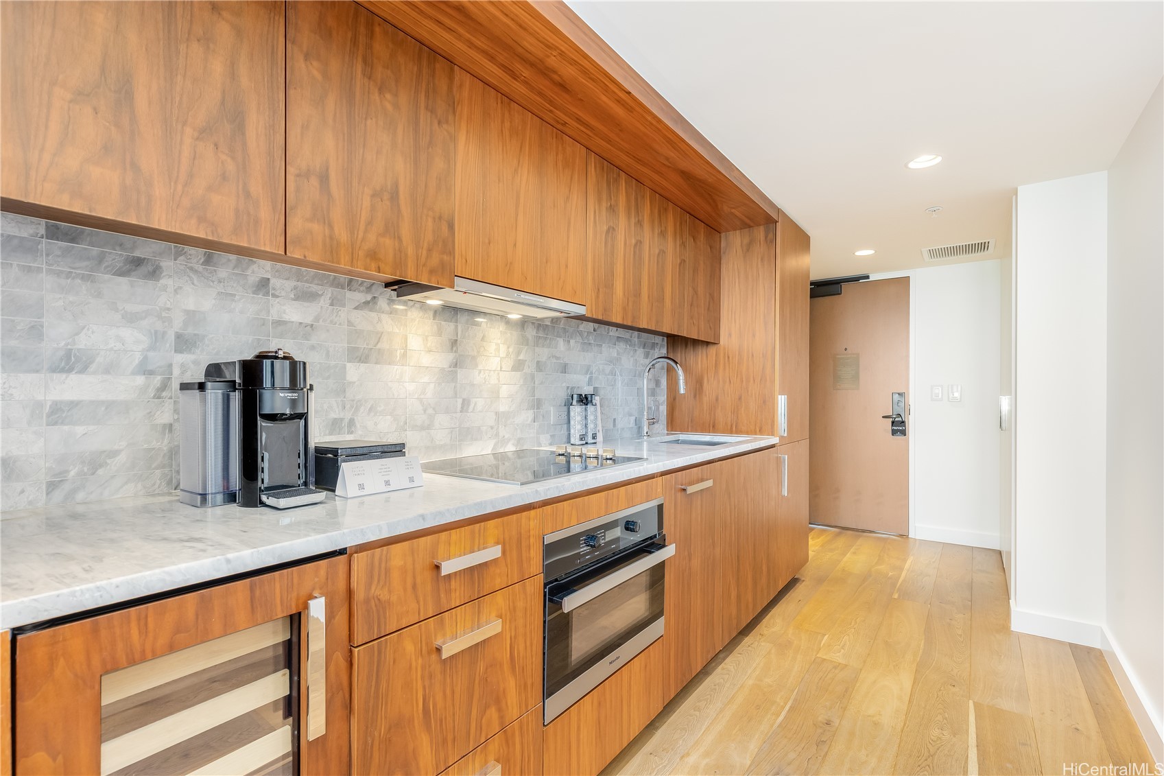 383 Kalaimoku Street E2905