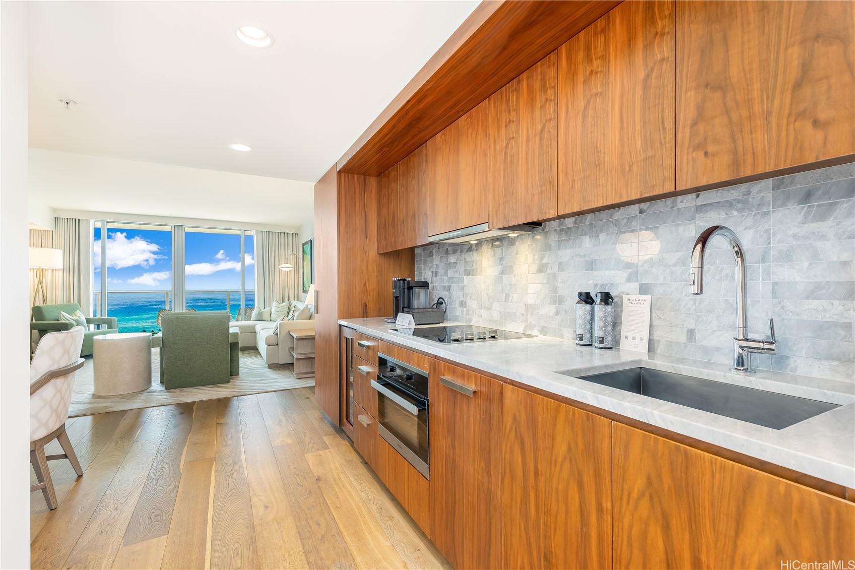 383 Kalaimoku Street E2905