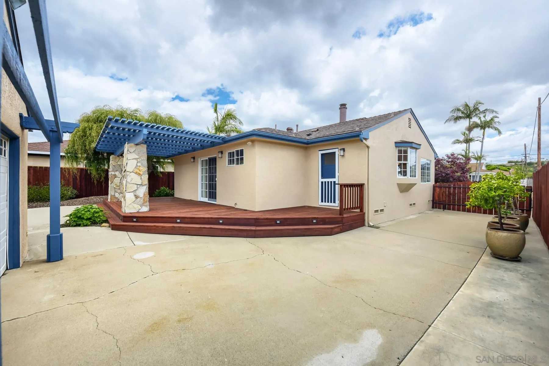 6542 Delfern St