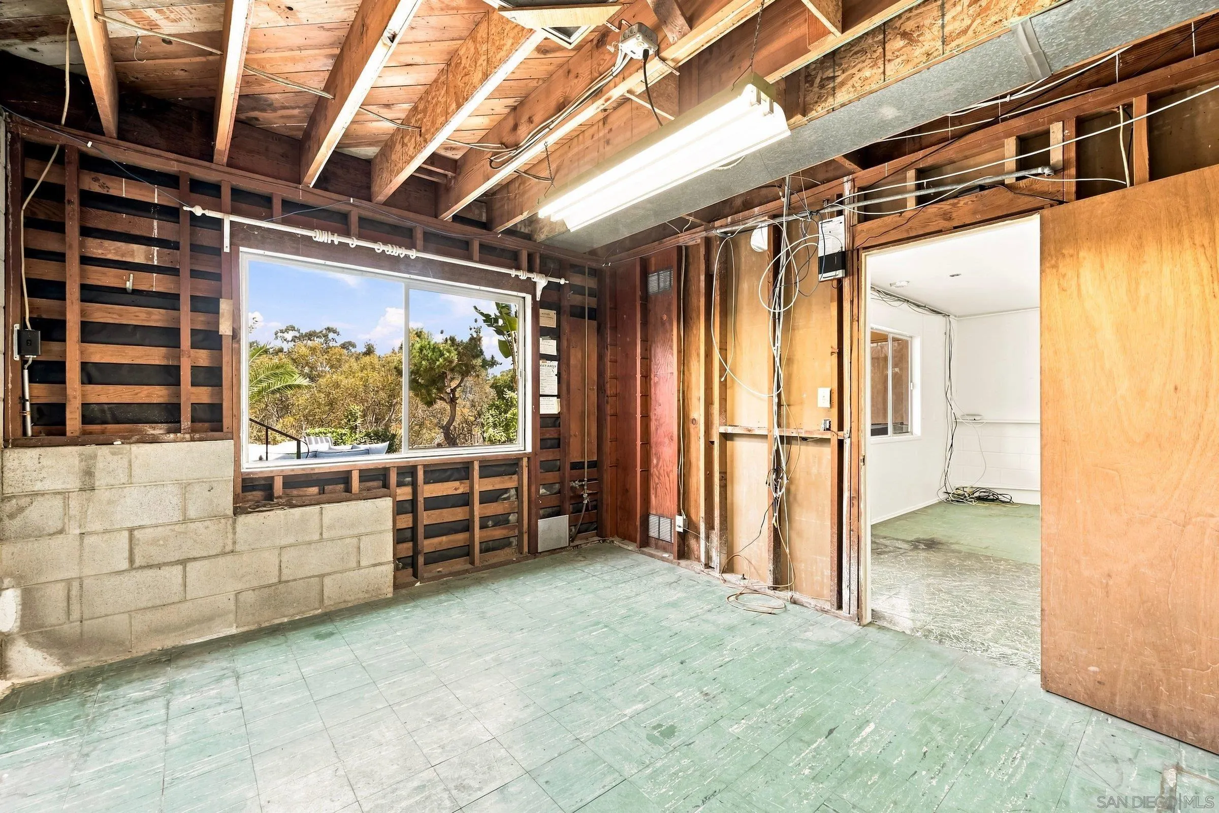 1056 Meade Ave