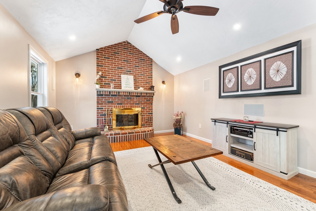 12 Dunvegan Dr