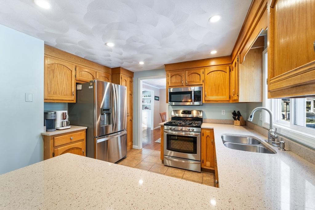 12 Dunvegan Dr