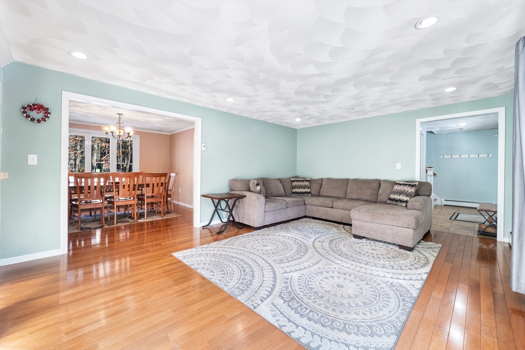 12 Dunvegan Dr