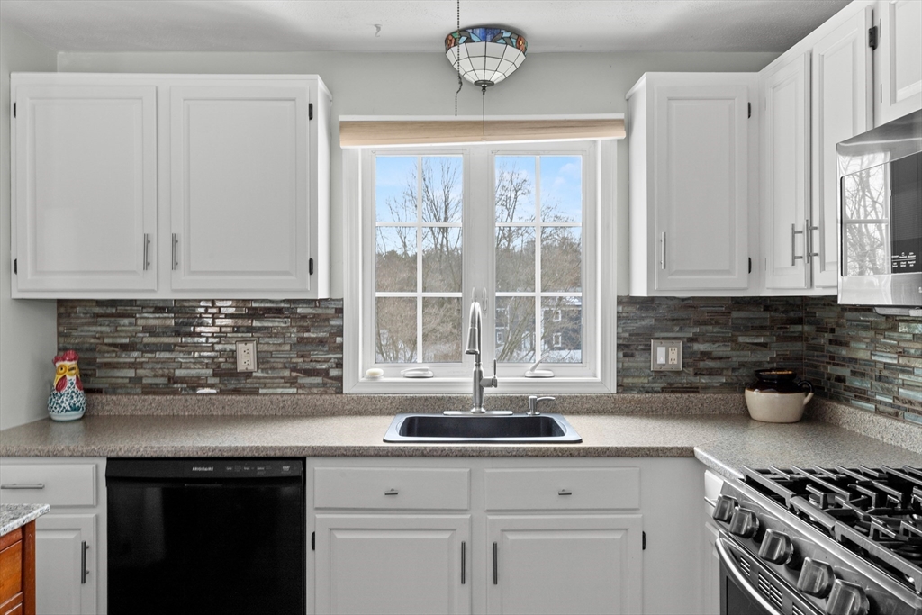8 Christie Dr # 1