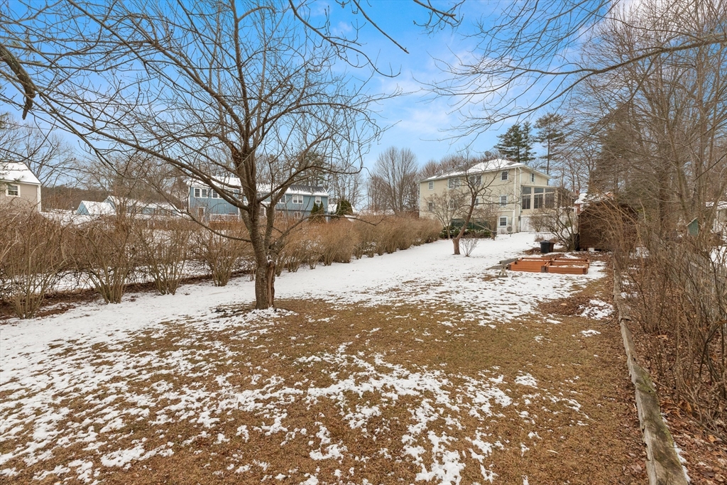 8 Christie Dr # 1