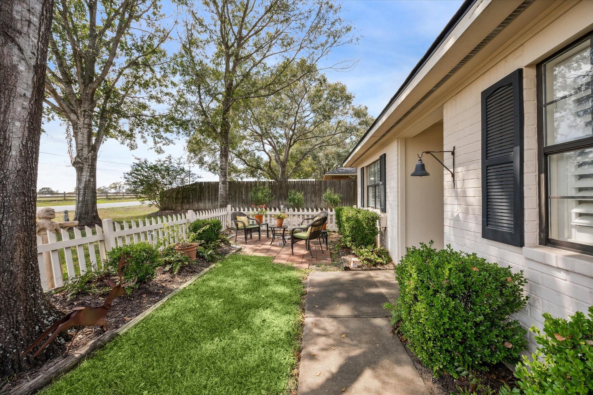 806 W Hacienda