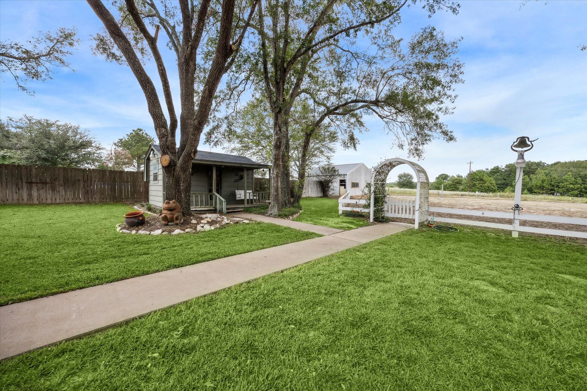 806 W Hacienda
