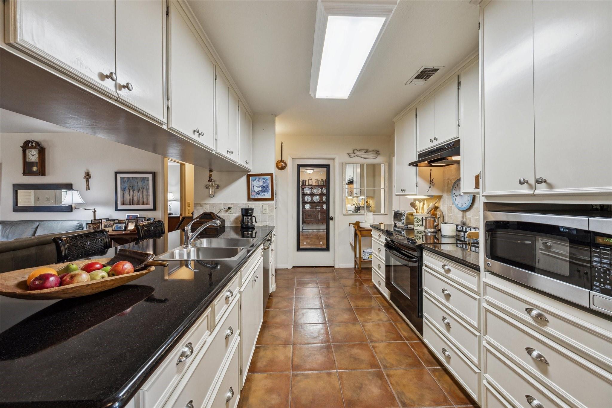806 W Hacienda