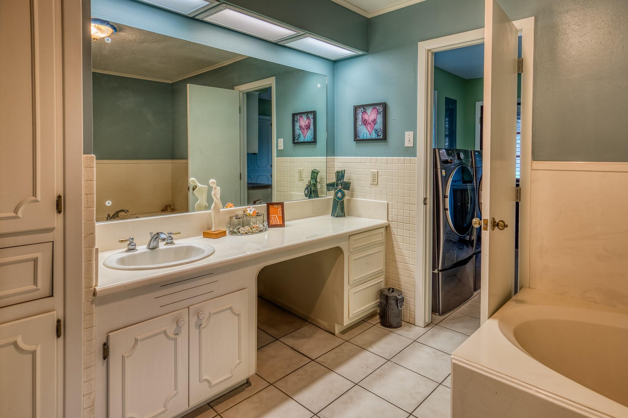 528 E Us Highway 290 Highway