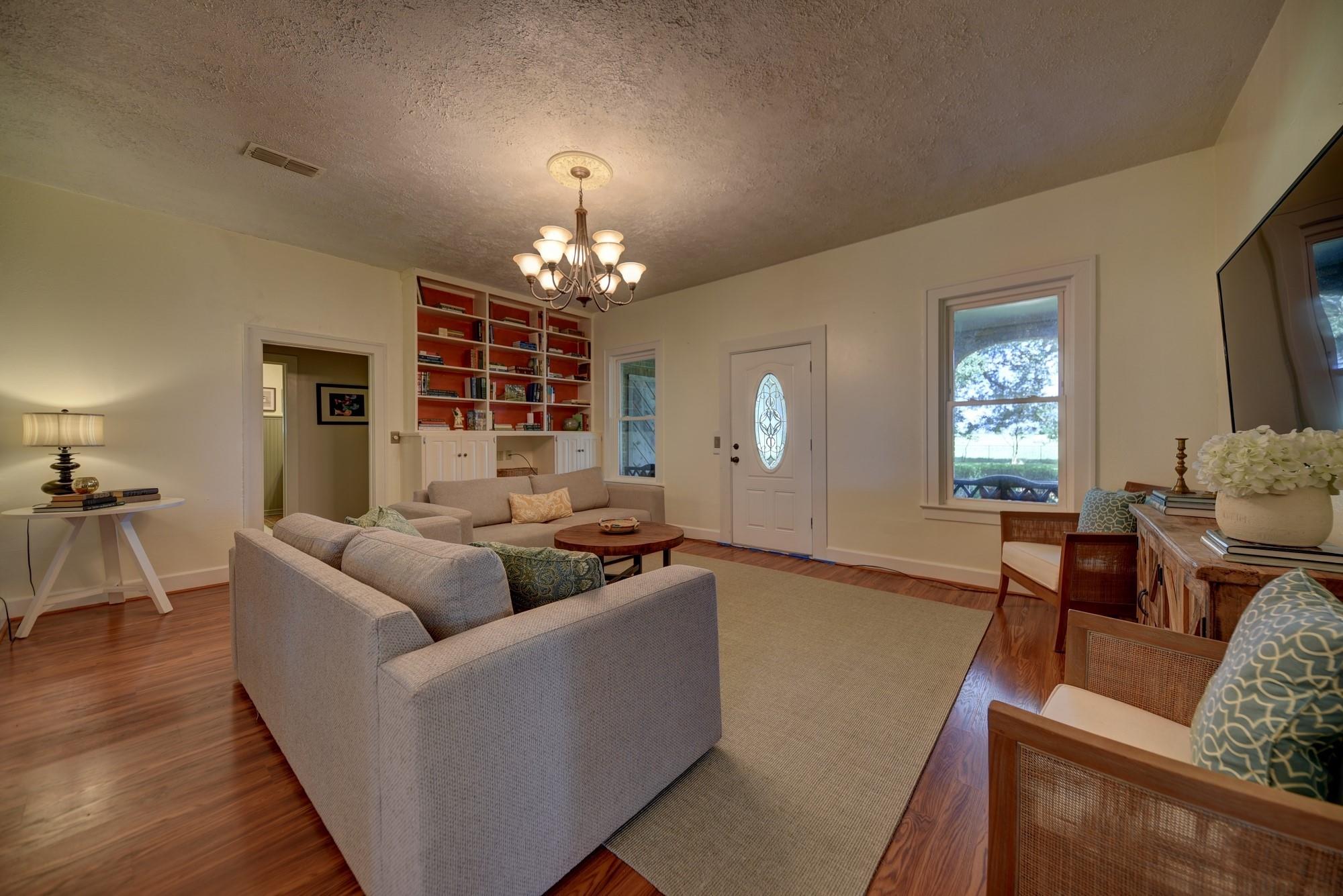 3348 W Ueckert