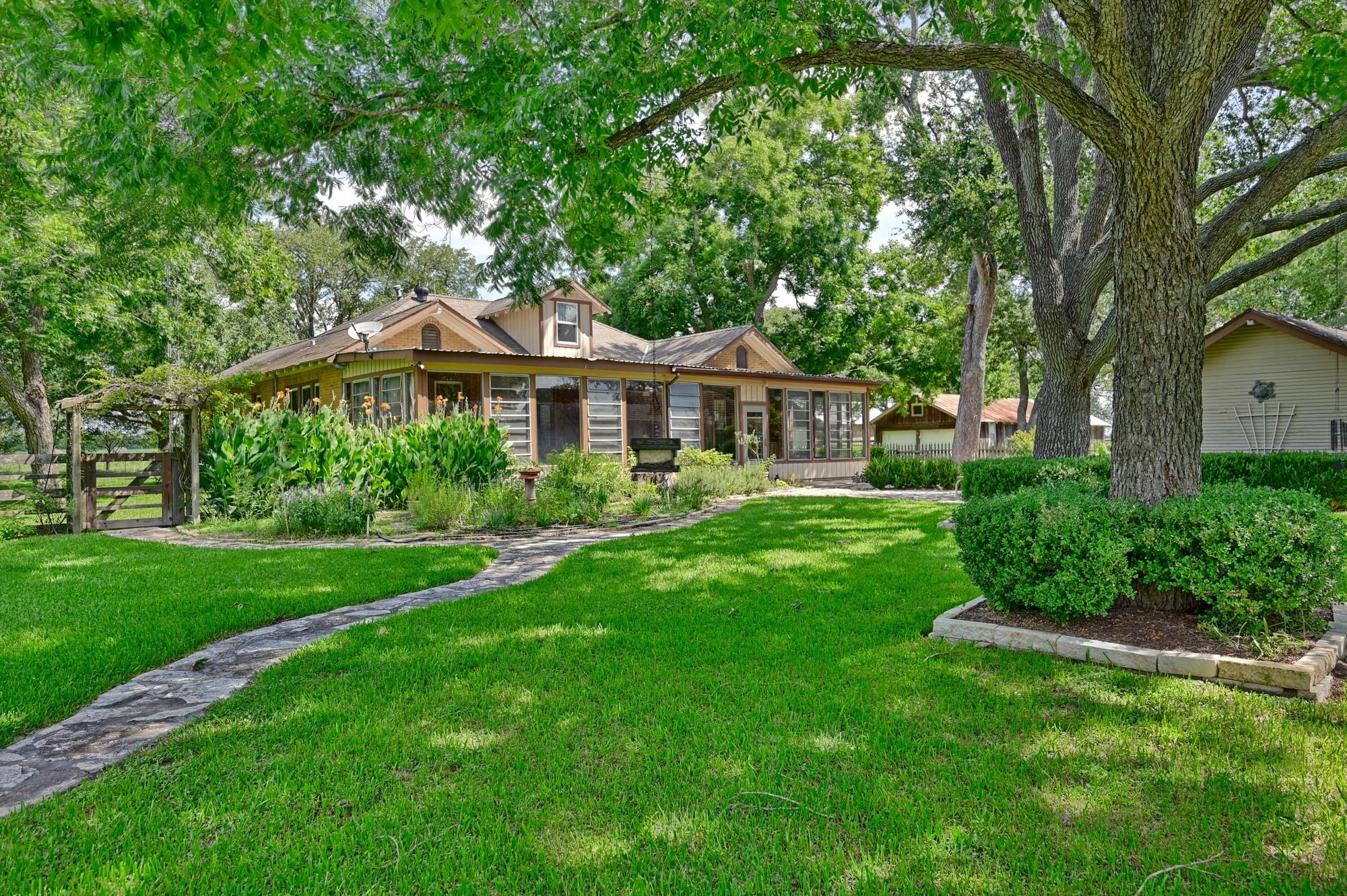 3348 W Ueckert