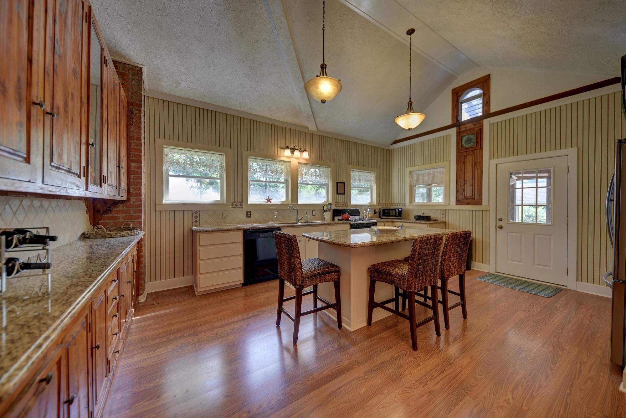 3348 W Ueckert