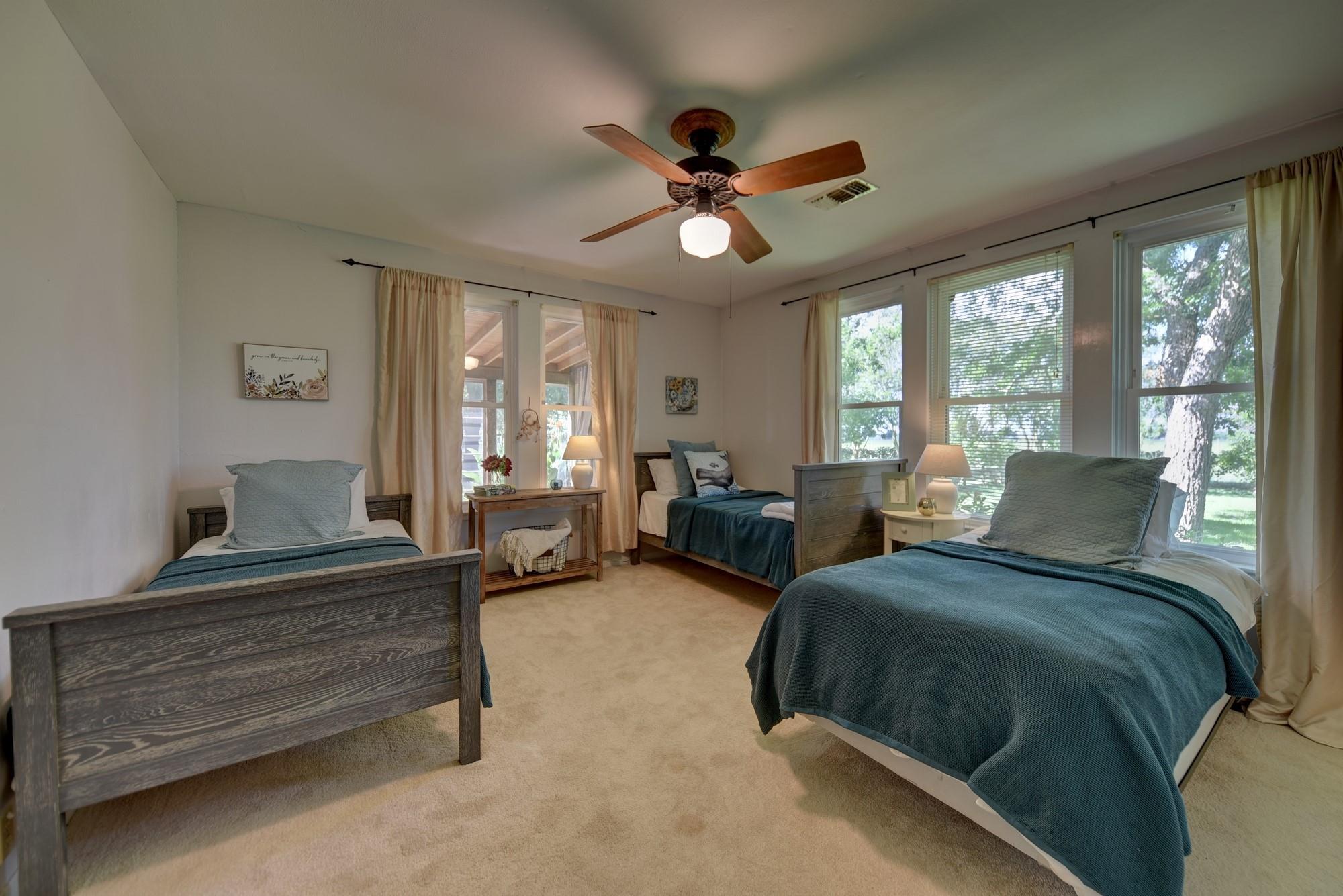 3348 W Ueckert