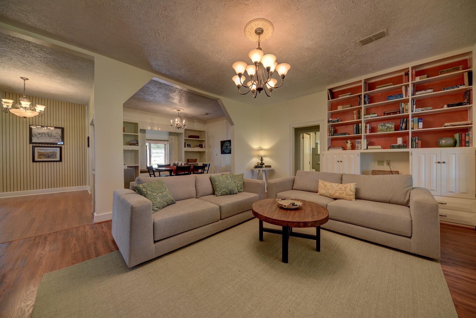 3348 W Ueckert