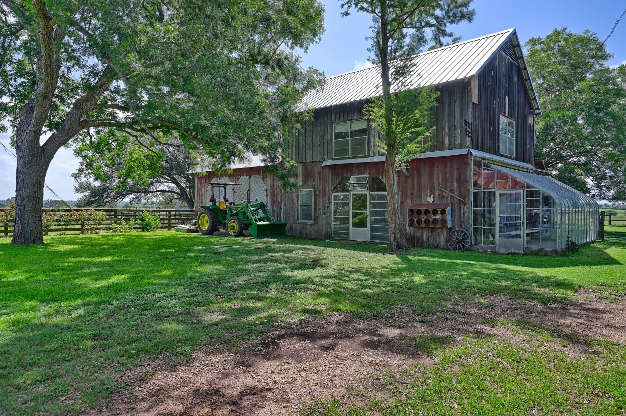 3348 W Ueckert