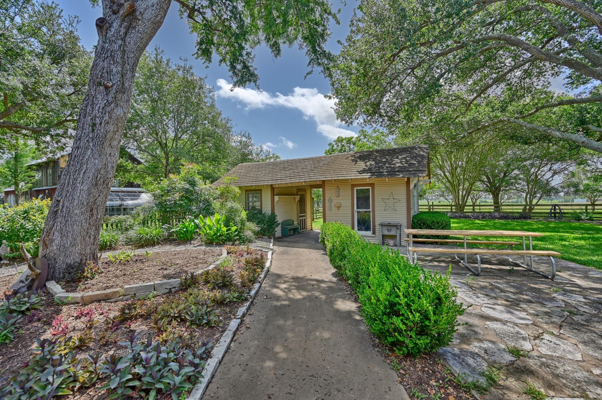 3348 W Ueckert
