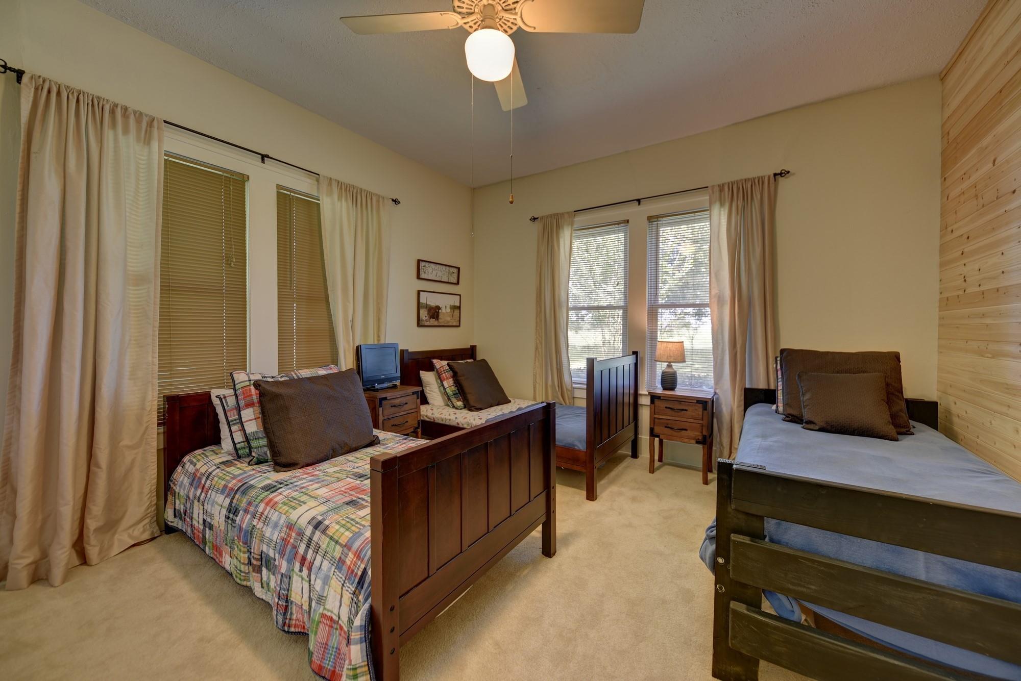 3348 W Ueckert