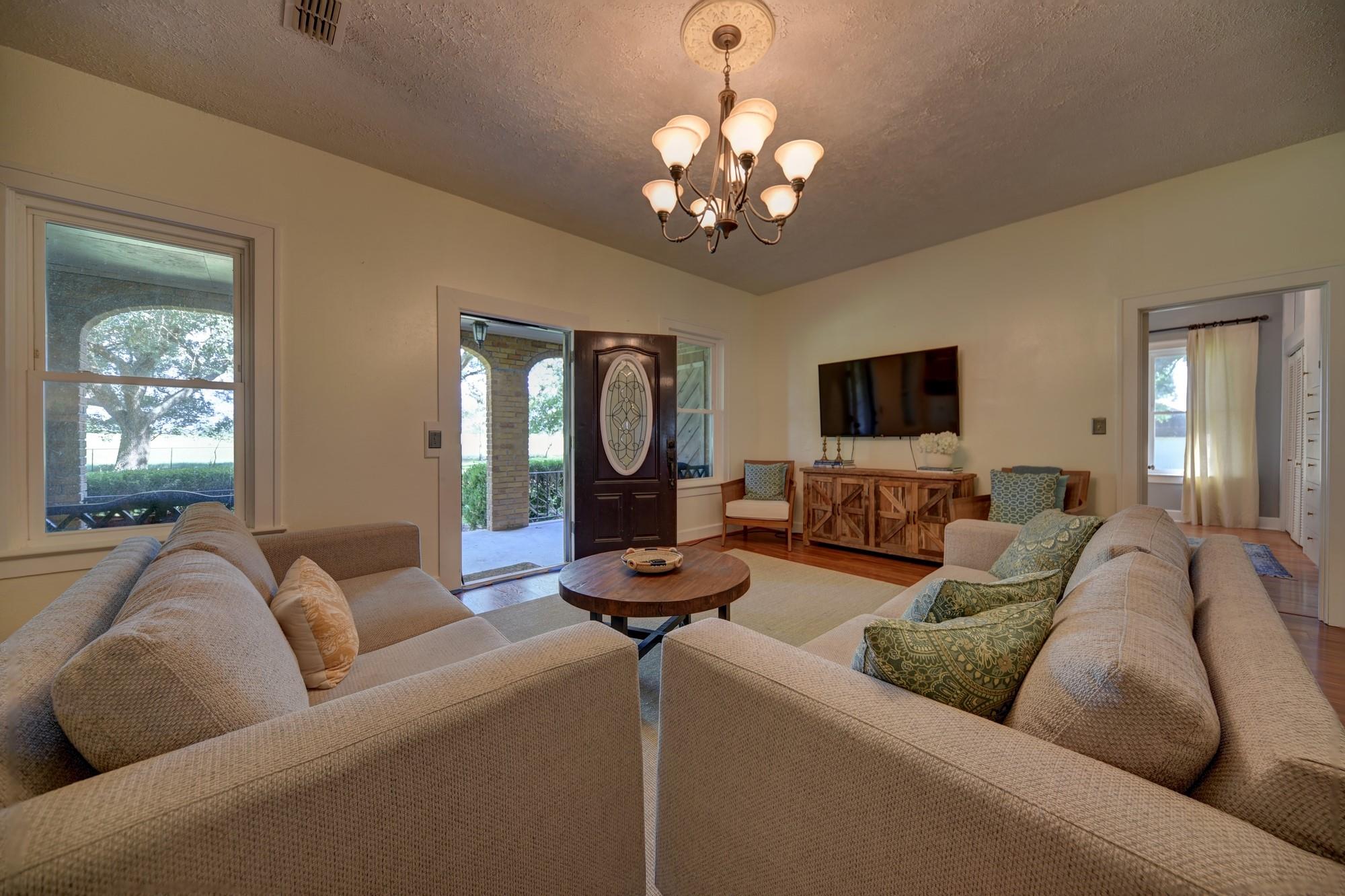 3348 W Ueckert