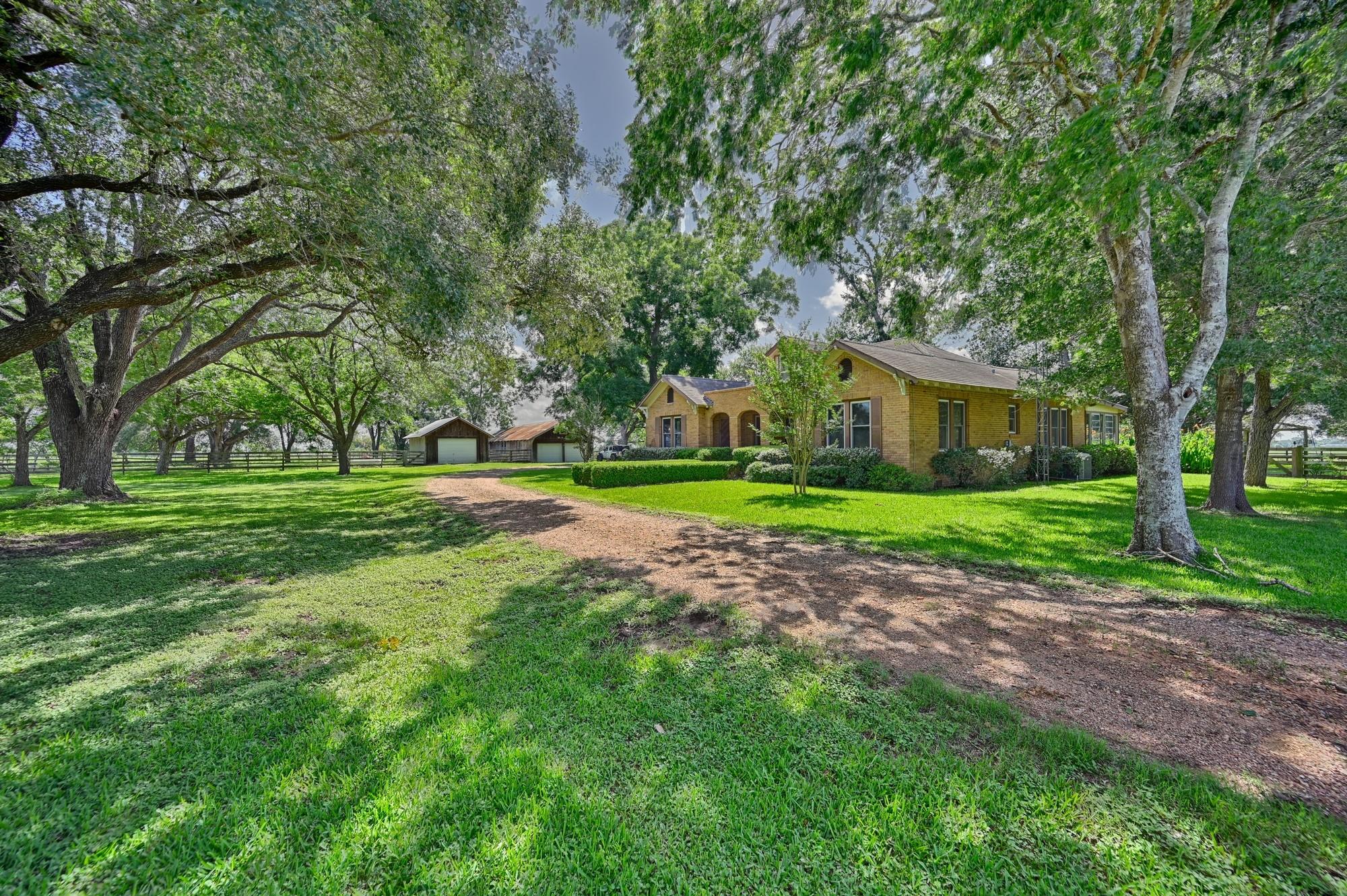 3348 W Ueckert
