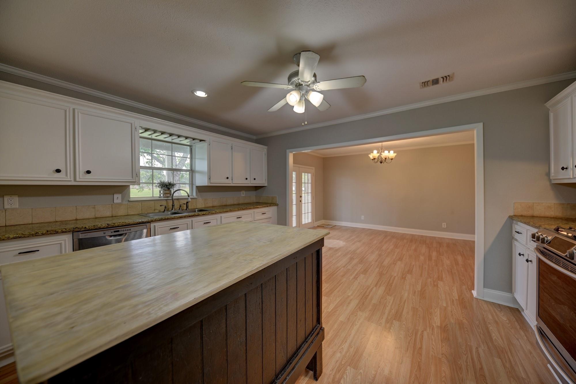 1532 Highway 159 W