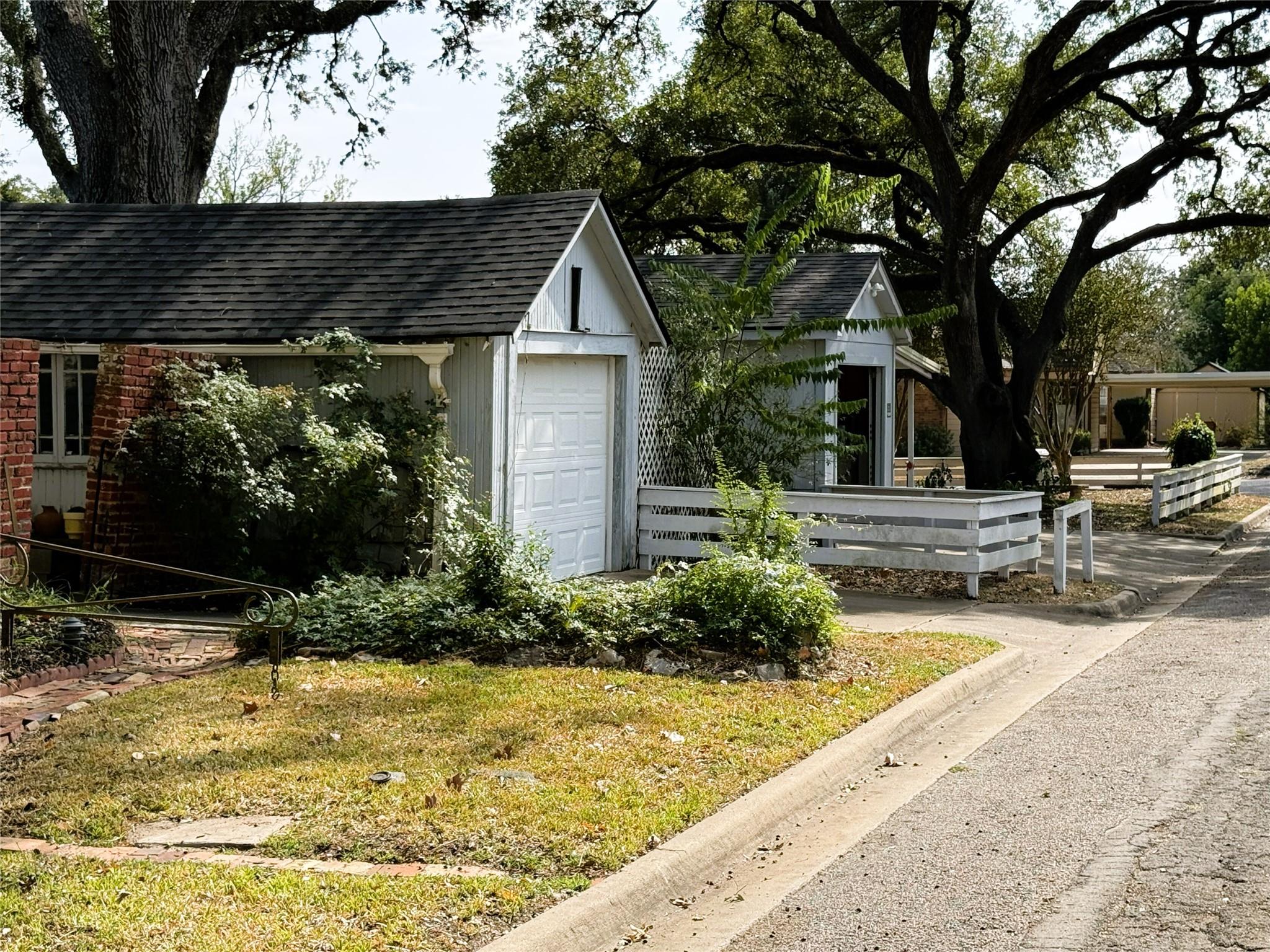 303 E Austin Street E