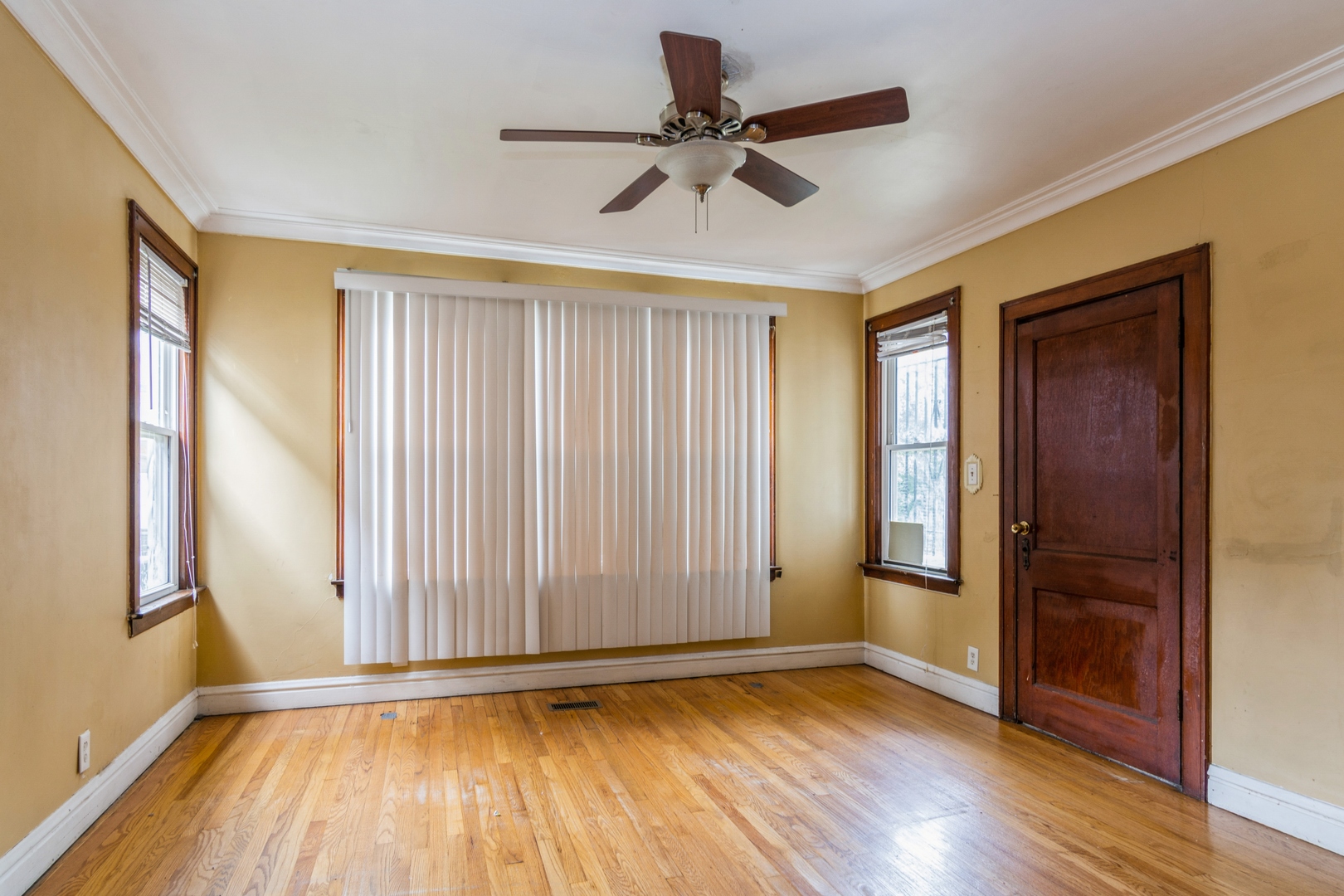 8553 S Saginaw Avenue