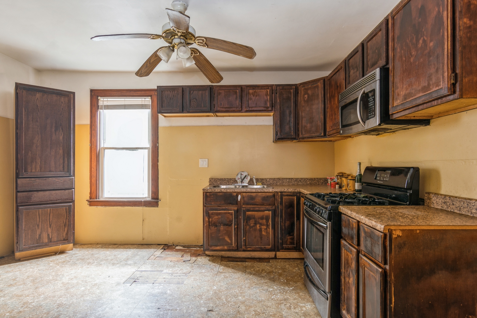 8553 S Saginaw Avenue